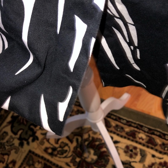 WHITE HOUSE/BLACK MARKET SIZE 14 BLACK AND WHITE SLEEVELESS DRESS - Picture 5 of 6